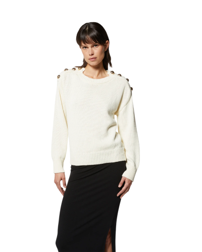 Фото Женский свитер с декоративными элементами